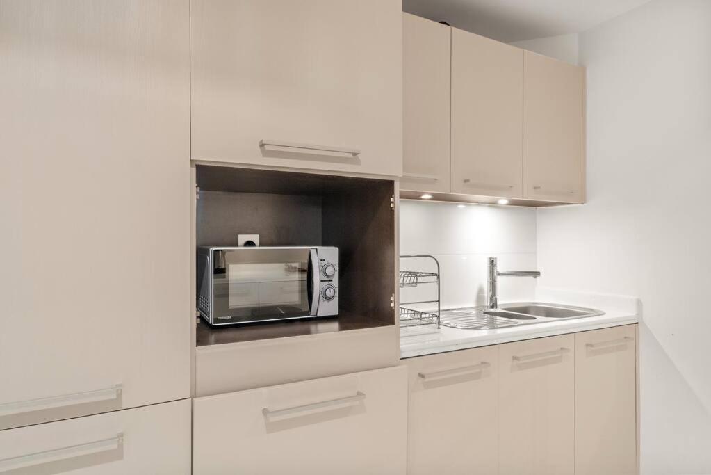 First Class 2br In Difc Walk To Ritz, Gate Ave, Metro Pool, Gym, Parking *