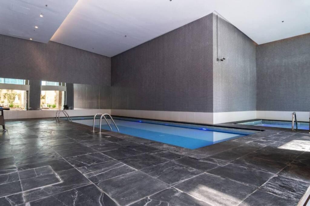 First Class 2br In Difc Walk To Ritz, Gate Ave, Metro Pool, Gym, Parking *