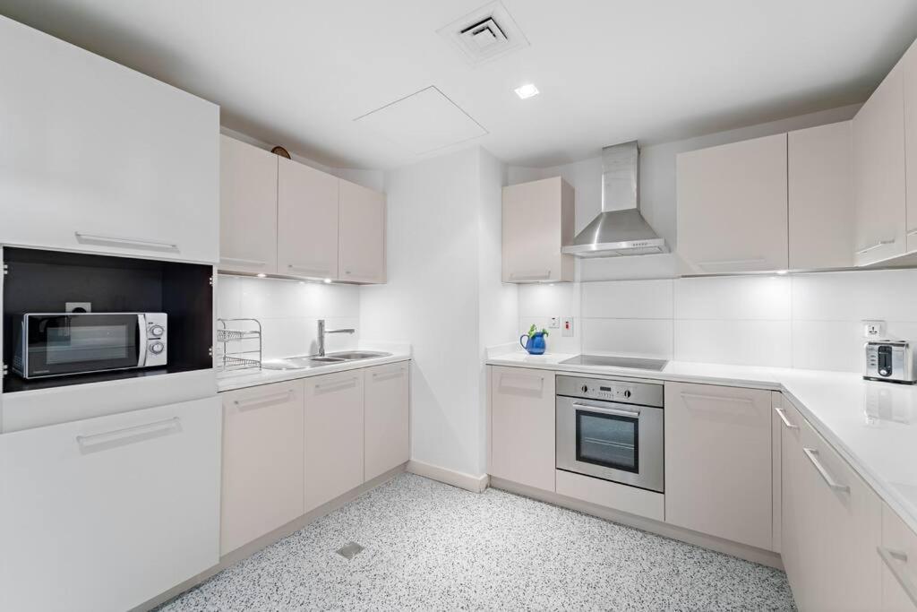 First Class 2br In Difc Walk To Ritz, Gate Ave, Metro Pool, Gym, Parking *