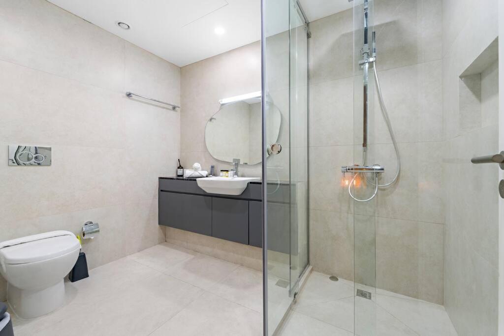 First Class 2br In Difc Walk To Ritz, Gate Ave, Metro Pool, Gym, Parking Apartment