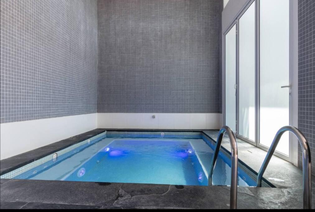 First Class 2br In Difc Walk To Ritz, Gate Ave, Metro Pool, Gym, Parking *